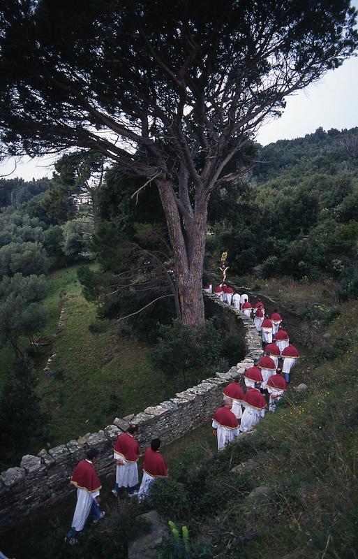 >Procession de la Cerca : parcours de 12 km de quatre confréries reliant sept hameaux de Brando (photo 27)