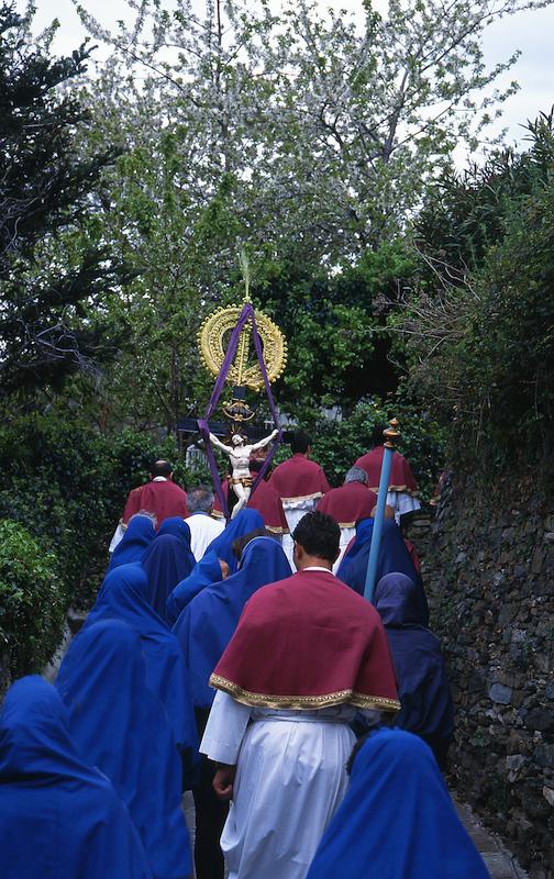 >Procession de la Cerca : parcours de 12 km de quatre confréries reliant sept hameaux de Brando (photo 25)