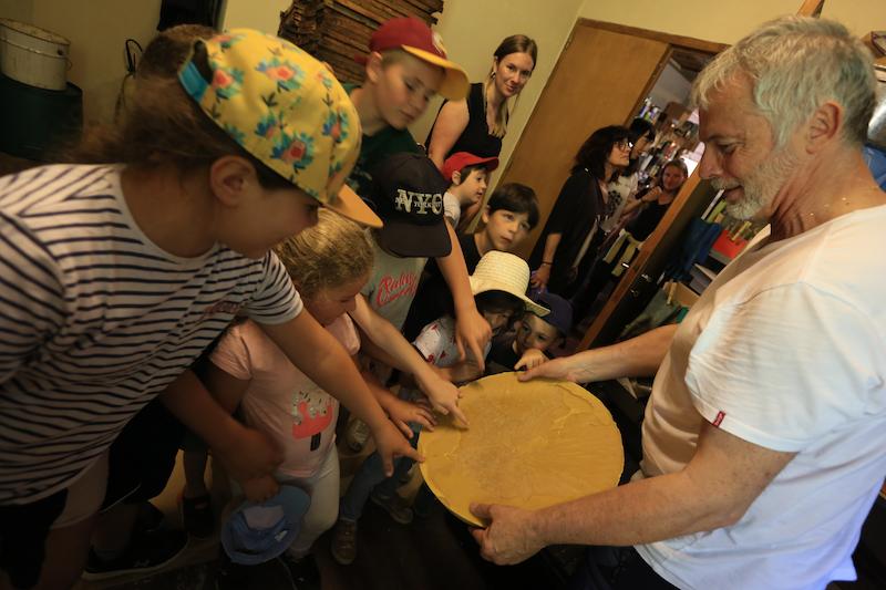 >Les enfants à la découverte du miel (photo 9)