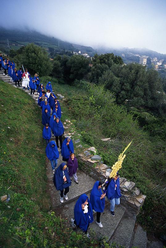 >Procession de la Cerca : parcours de 12 km de quatre confréries reliant sept hameaux de Brando (photo 15)