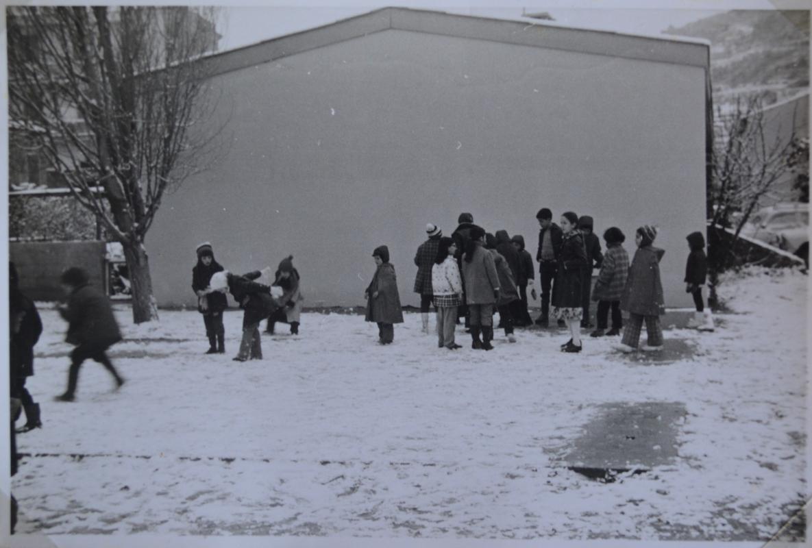 Cour de l'école de Miomo sous la neige (1969)