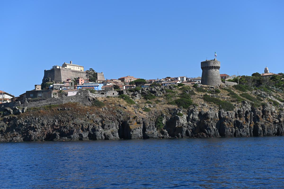 >Vue du fort San Giorgio et Torre del Porto à Capraia