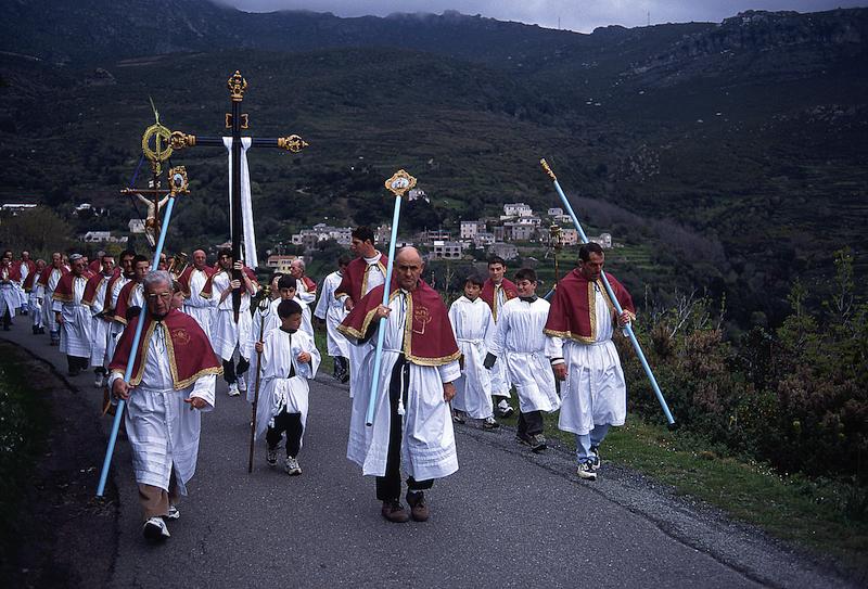 >Procession de la Cerca : parcours de 12 km de quatre confréries reliant sept hameaux de Brando (photo 3)