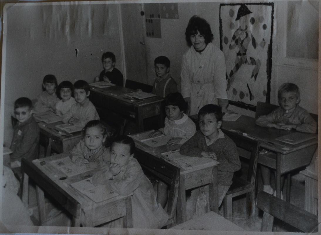 Intérieur de classe à Miomo avec Marie-Germaine Mary Conrad et ses élèves (1962-1963)