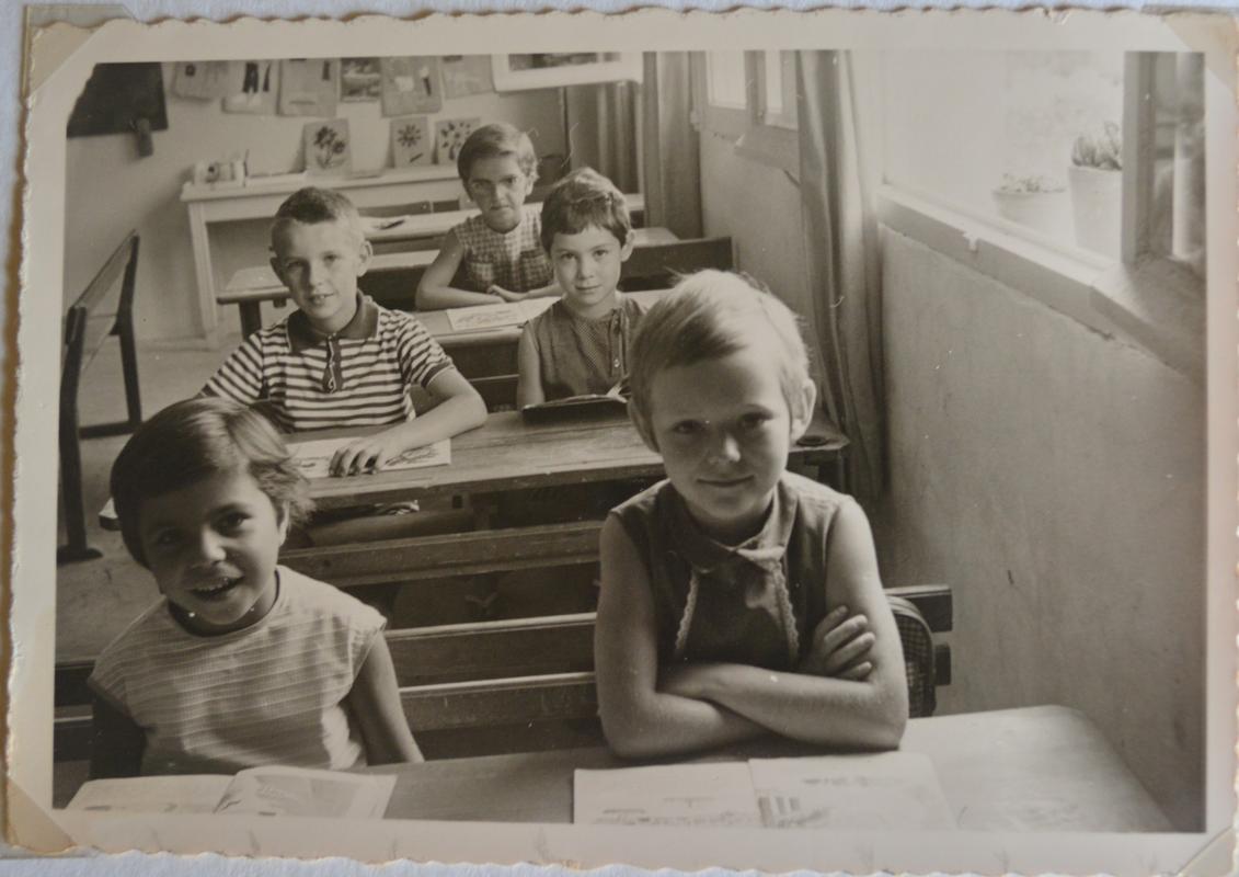 >Intérieur de classe à Miomo avec des élèves en activité (1966)