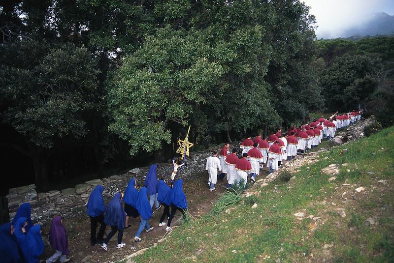 >Procession de la Cerca : parcours de 12 km de quatre confréries reliant sept hameaux de Brando (photo 29)