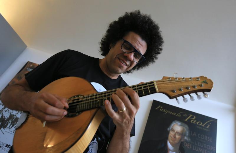 Hamilton de Holanda à Corte