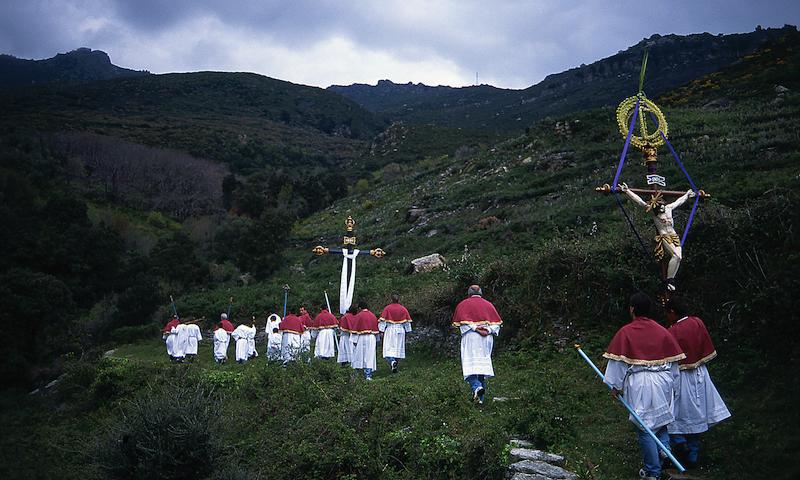 >Procession de la Cerca : parcours de 12 km de quatre confréries reliant sept hameaux de Brando (photo 4)