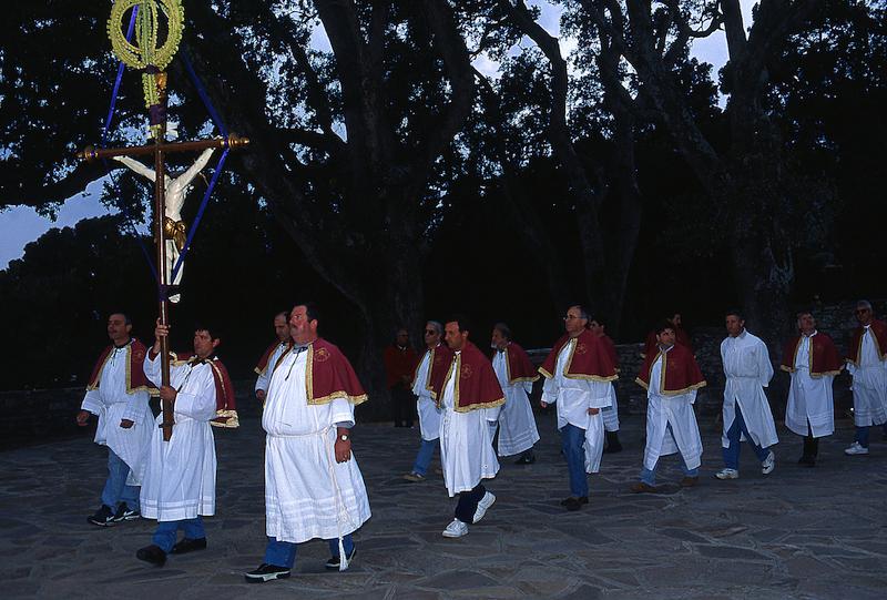 >Procession de la Cerca : parcours de 12 km de quatre confréries reliant sept hameaux de Brando (photo 7)