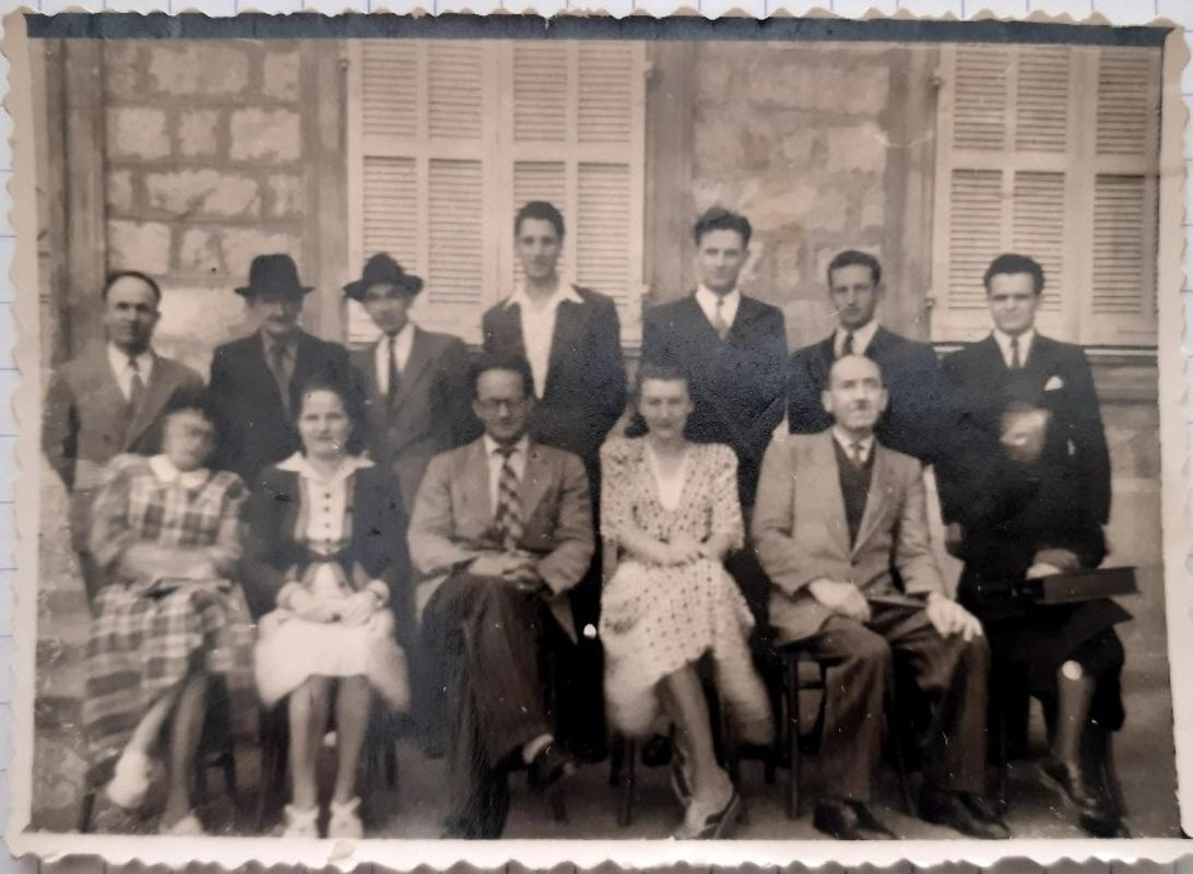 >Photographie de l'équipe pédagogique de l'école primaire supèrieure de Sartène (1947-1948)