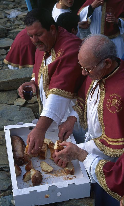 >Procession de la Cerca : parcours de 12 km de quatre confréries reliant sept hameaux de Brando (photo 32)