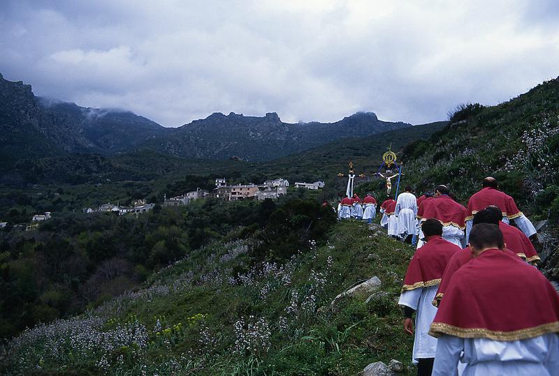 >Procession de la Cerca : parcours de 12 km de quatre confréries reliant sept hameaux de Brando (photo 6)