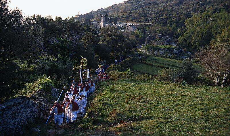 >Procession de la Cerca : parcours de 12 km de quatre confréries reliant sept hameaux de Brando (photo 8)
