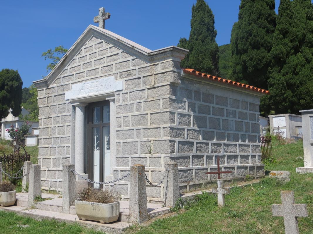 >Chapelle funéraire de la famille Renucci (Contra)