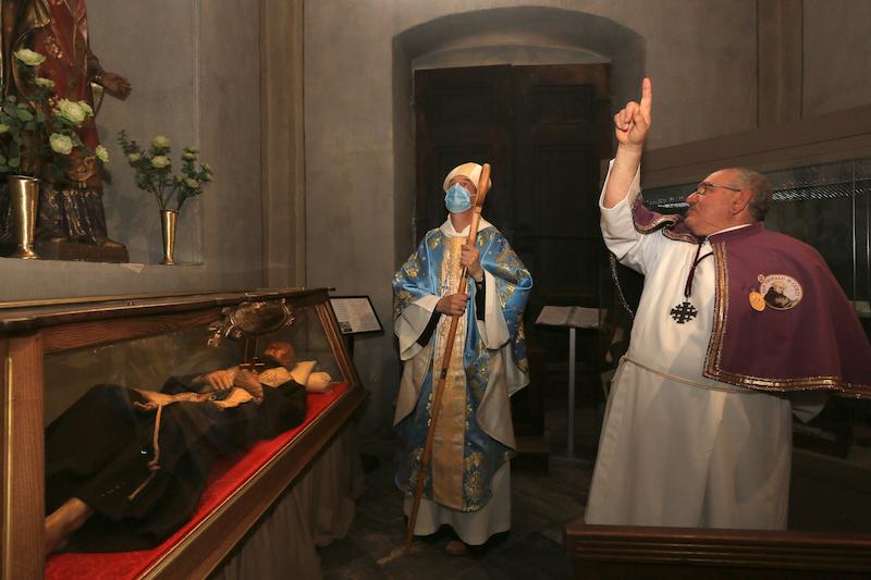 >Première visite de l'évêque Bustillo en l'église de Corte (photo 2)