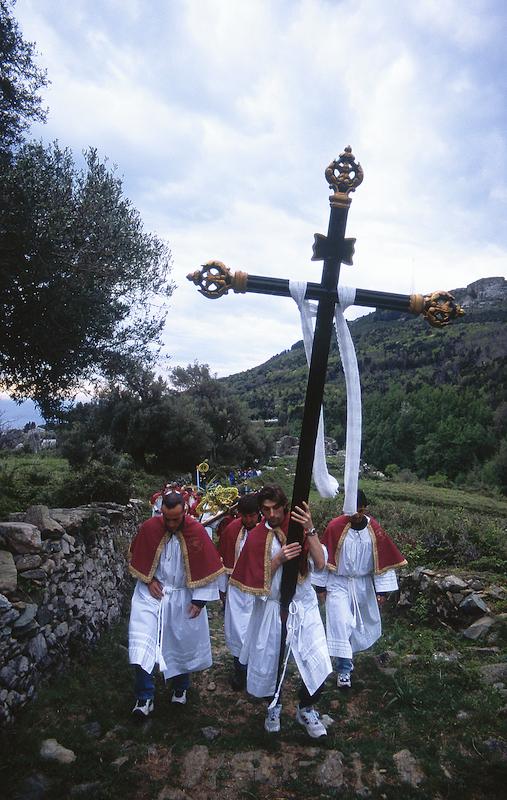 >Procession de la Cerca : parcours de 12 km de quatre confréries reliant sept hameaux de Brando (photo 17)