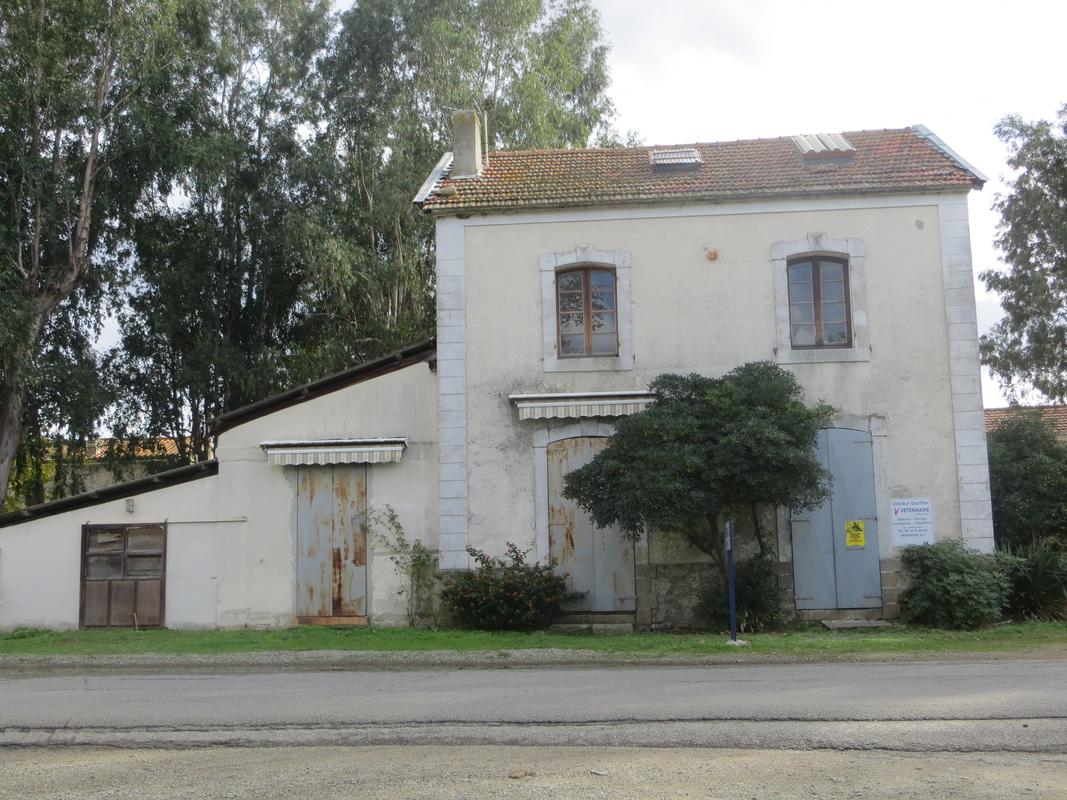 Ancienne gare routière actuellement établissement médical (Ghisonaccia-Gare)