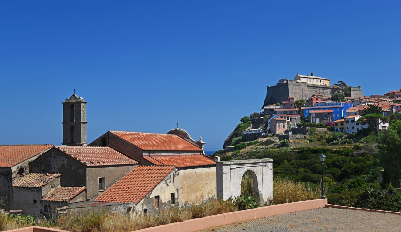 >Couvent San Francesco et fort San Giorgio à Capraia