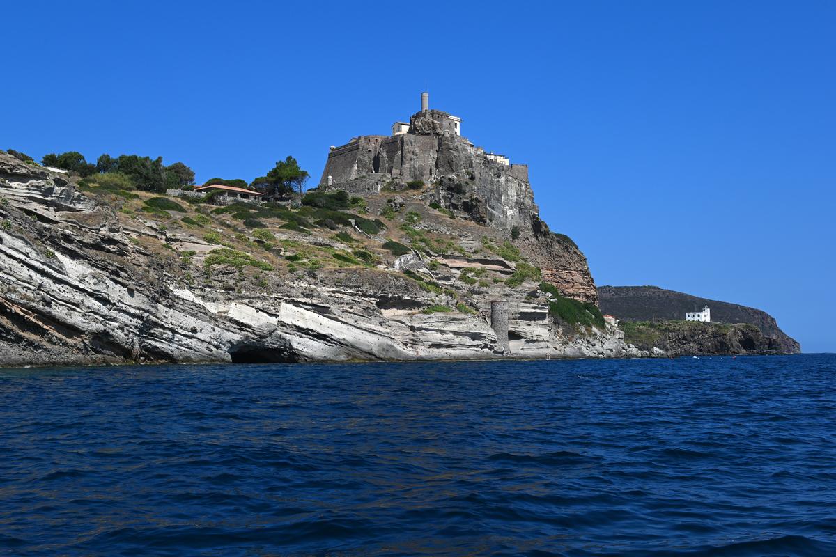 >Face Nord-Est du fort San Giorgio à Capraia