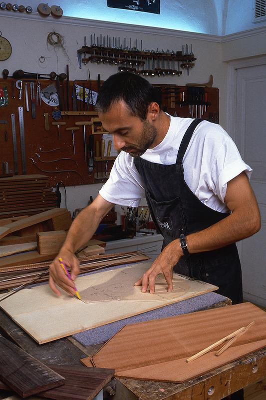 >Luthier fabriquant la cetera (photo 1)
