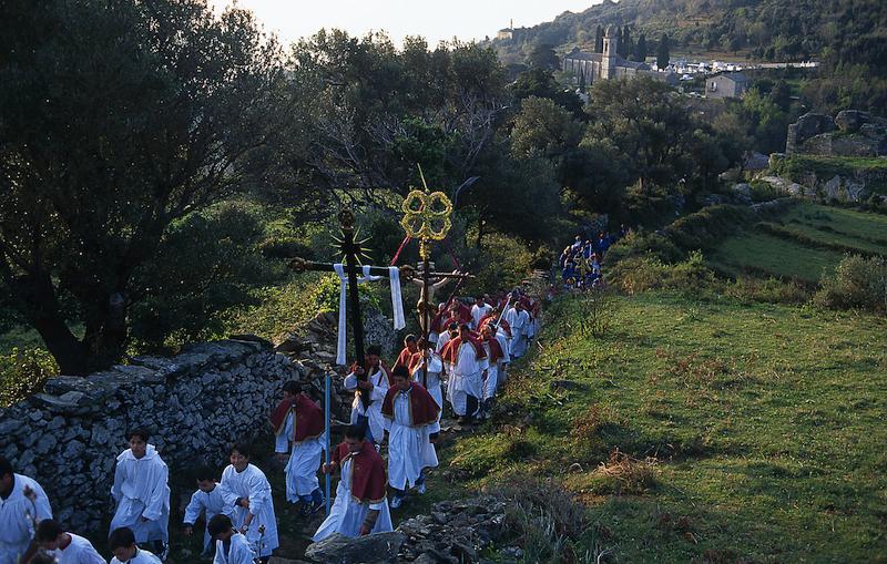 >Procession de la Cerca : parcours de 12 km de quatre confréries reliant sept hameaux de Brando (photo 9)