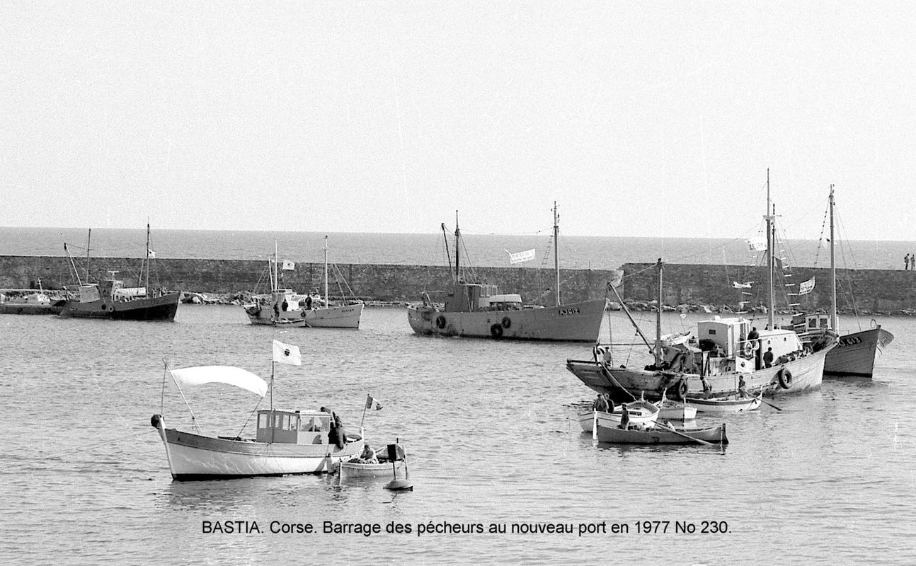 >Fonds Amadori – Bastia – Barrage des pêcheurs au Vieux Port (1977)