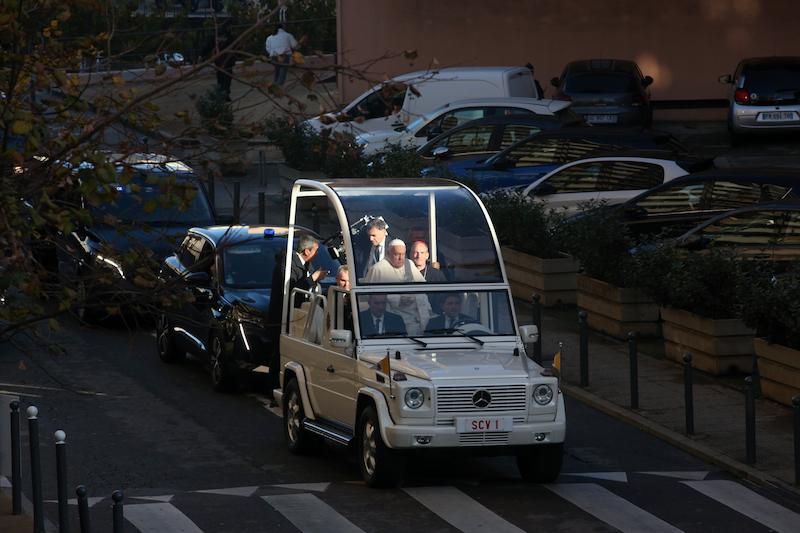 >Le cardinal dans la Papamobile