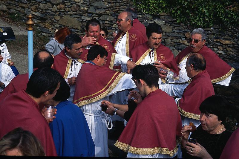 >Procession de la Cerca : parcours de 12 km de quatre confréries reliant sept hameaux de Brando (photo 33)