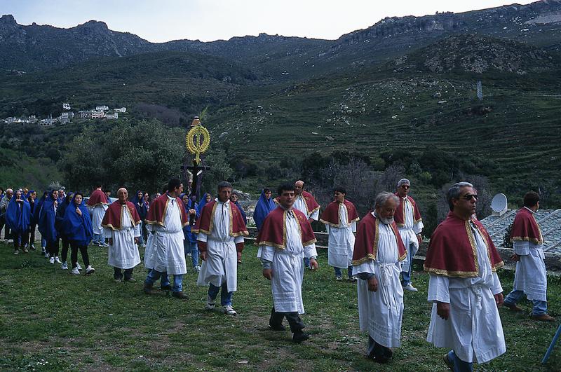 >Procession de la Cerca : parcours de 12 km de quatre confréries reliant sept hameaux de Brando (photo 14)