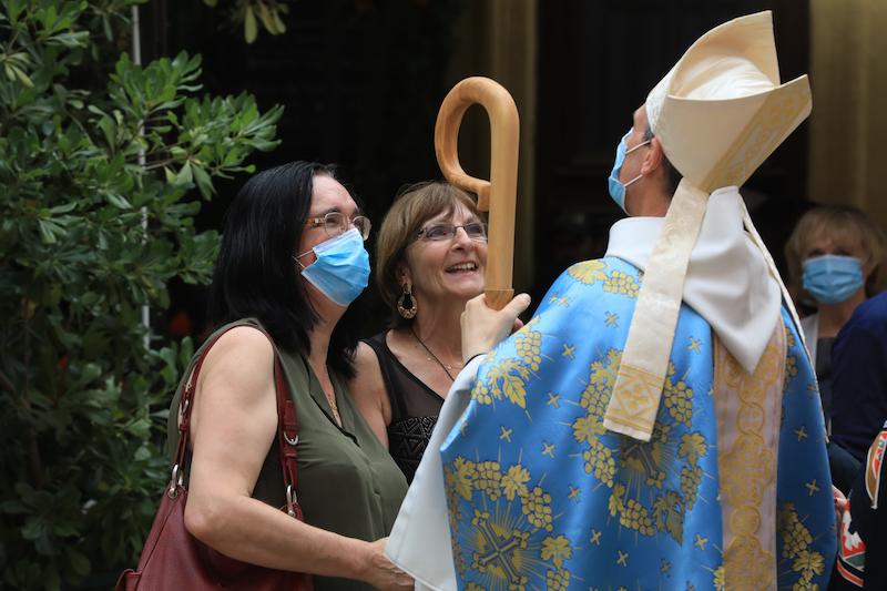 Bain de foule devant l'église de l'Annonciation (photo 2)