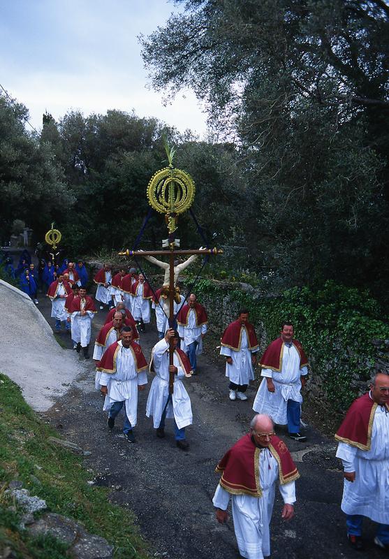 >Procession de la Cerca : parcours de 12 km de quatre confréries reliant sept hameaux de Brando (photo 10)