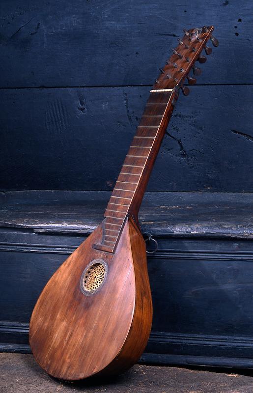 >Luthier fabriquant la cetera (photo 15)