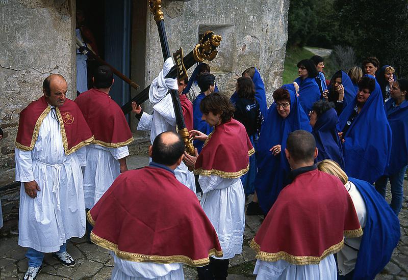 >Procession de la Cerca : parcours de 12 km de quatre confréries reliant sept hameaux de Brando (photo 20)