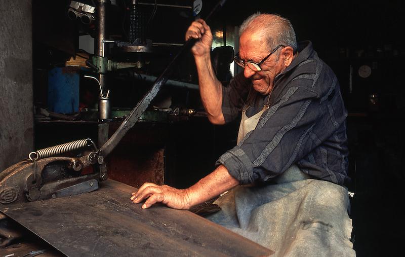 >Fabrication des clochettes par le ferronnier Marcelli — E tintenne (photo 1)