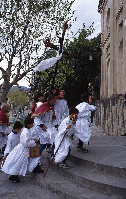 >Procession de la Cerca : parcours de 12 km de quatre confréries reliant sept hameaux de Brando (photo 45)