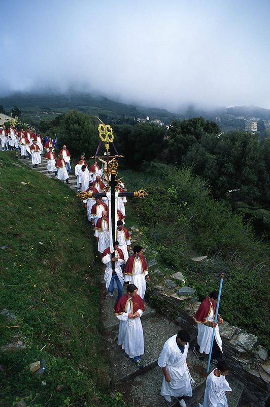 >Procession de la Cerca : parcours de 12 km de quatre confréries reliant sept hameaux de Brando (photo 5)