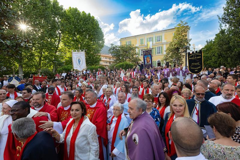 >Bain de foule dans les jardins de la mairie