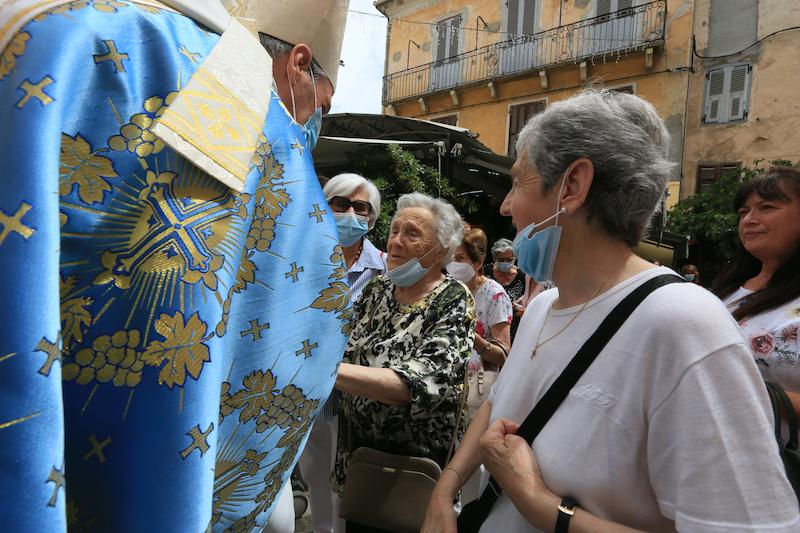 >Bain de foule devant l'église de l'Annonciation (photo 1)