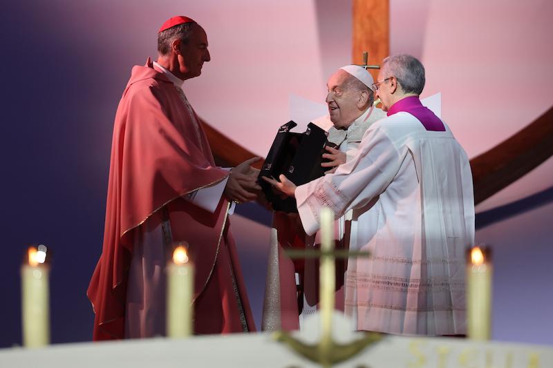 >Le cardinal Bustillo et le pape François (2)