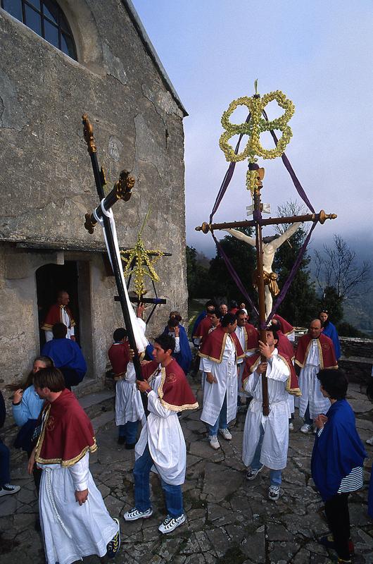 >Procession de la Cerca : parcours de 12 km de quatre confréries reliant sept hameaux de Brando (photo 19)