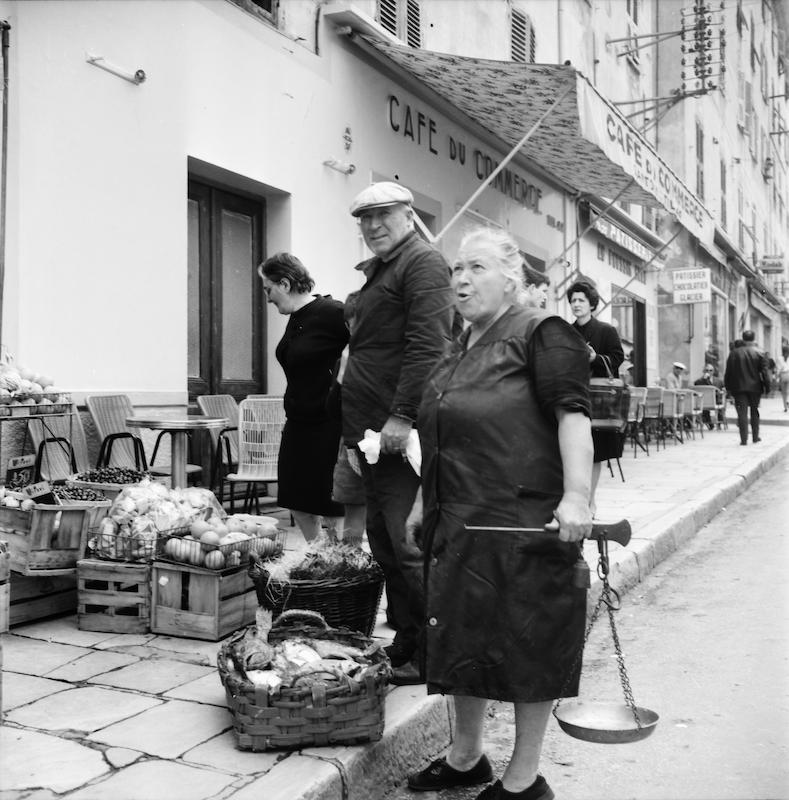 >Vendeuse de poissons sur le cours Paoli à Corte