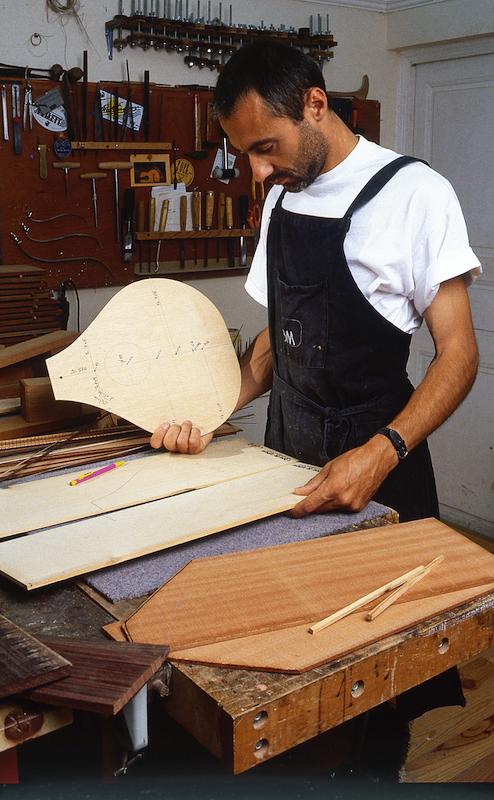 >Luthier fabriquant la cetera (photo 2)