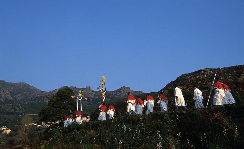 >Procession de la Cerca : parcours de 12 km de quatre confréries reliant sept hameaux de Brando (photo 12)