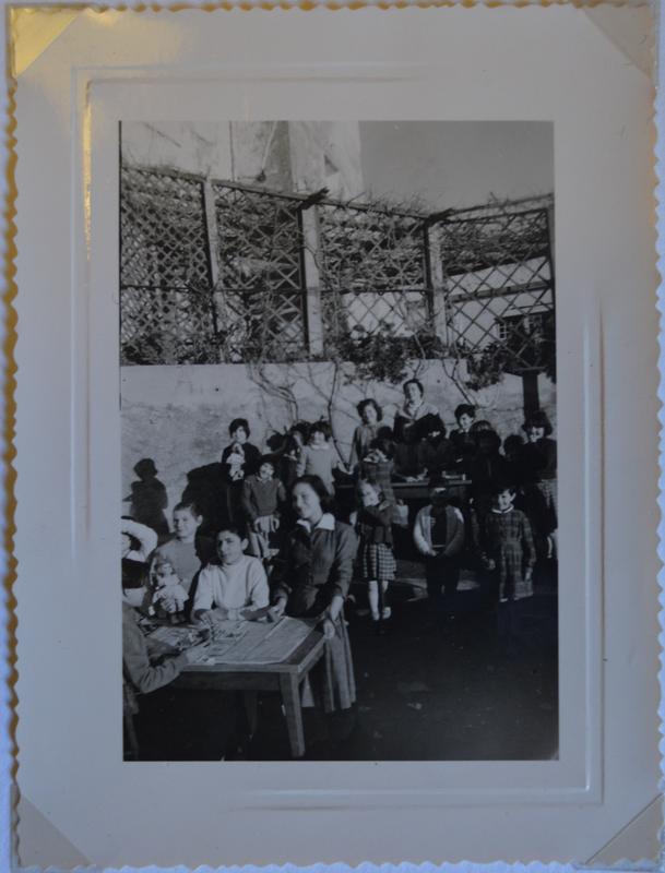 Photo d'un groupe d'élèves dans la cour de la maison d'enfants de Luri (circa 1955-1966)