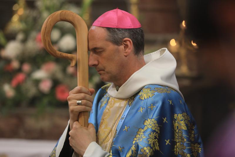 >Monseigneur Bustillo en prière
