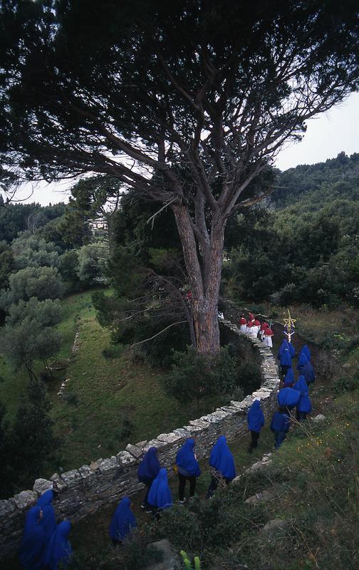 >Procession de la Cerca : parcours de 12 km de quatre confréries reliant sept hameaux de Brando (photo 26)