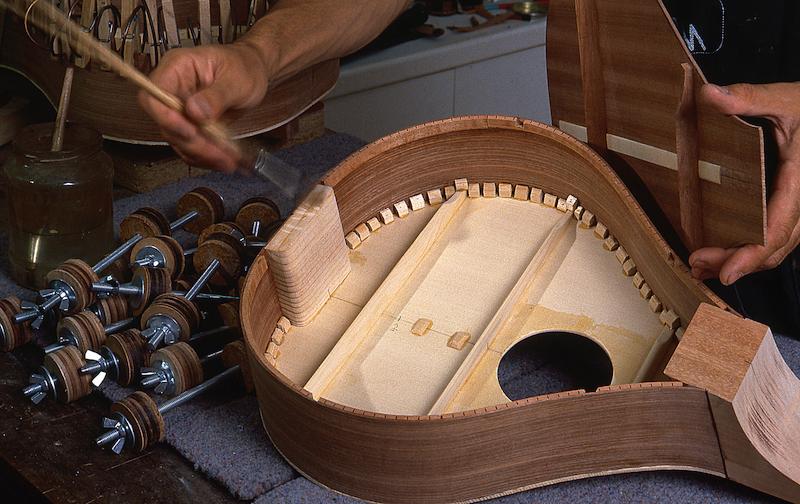 >Luthier fabriquant la cetera (photo 4)