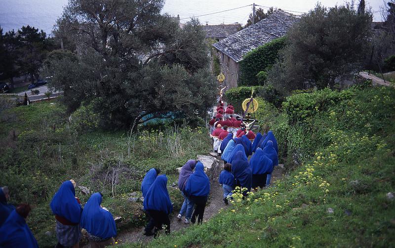 >Procession de la Cerca : parcours de 12 km de quatre confréries reliant sept hameaux de Brando (photo 28)