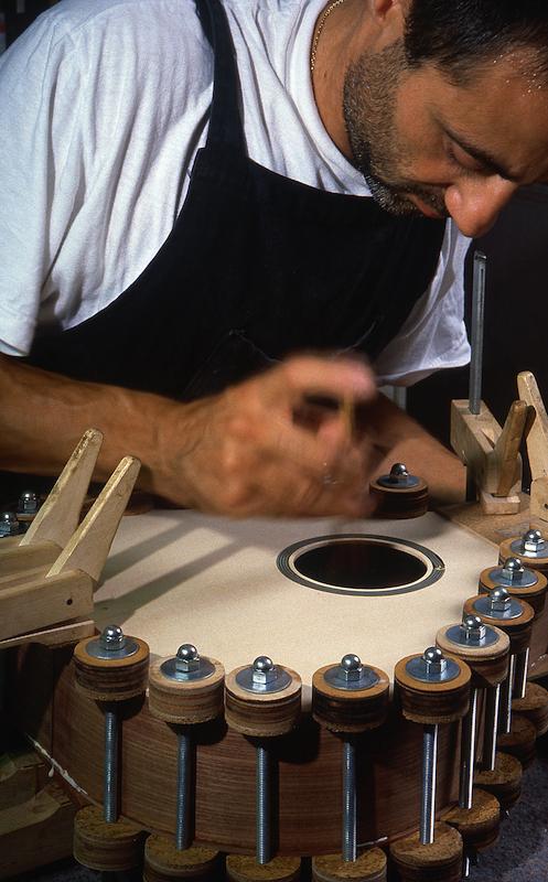 >Luthier fabriquant la cetera (photo 3)