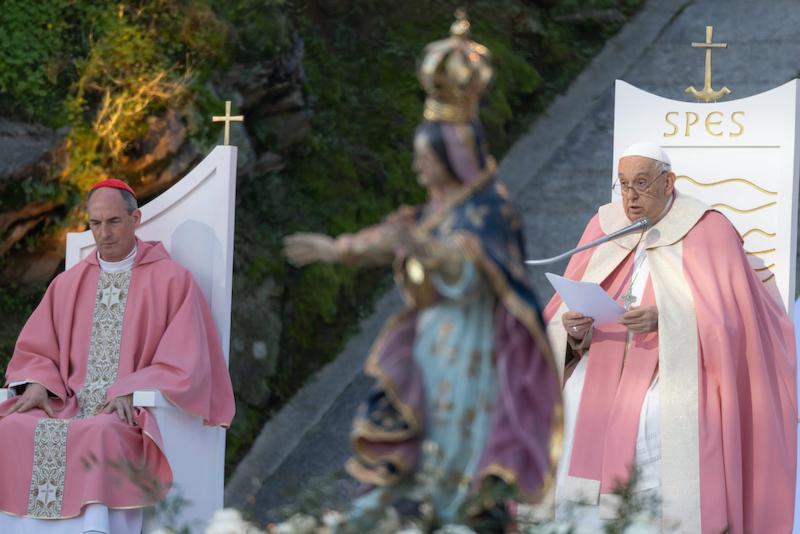 >Le cardinal Bustillo face au pape